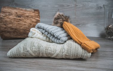 Sarı altın yün kazaklar ve takkeler