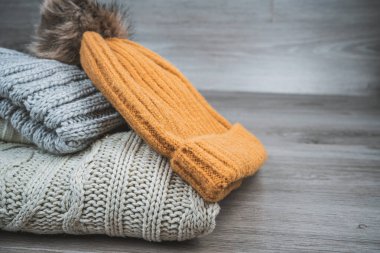 Sarı altın yün kazaklar ve takkeler