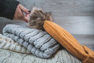 Sarı altın yün kazaklar ve tanınmayan elleri olan takkeler.