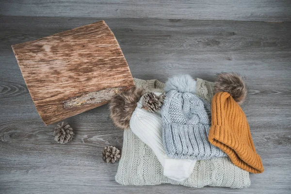 Sarı altın yün kazaklar ve takkeler