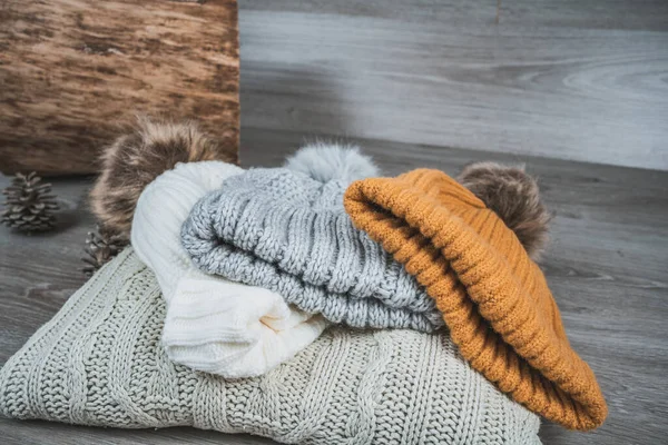 Sarı altın yün kazaklar ve takkeler