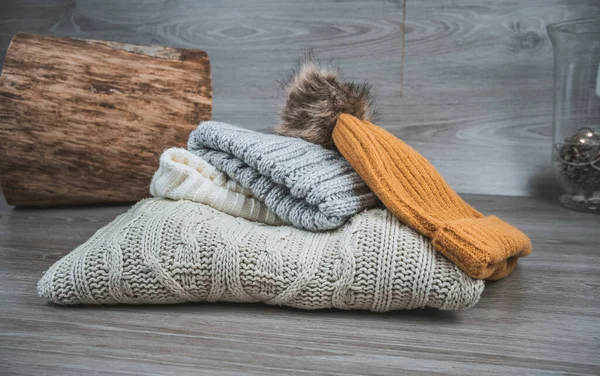 Sarı altın yün kazaklar ve takkeler