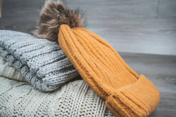 Sarı altın yün kazaklar ve takkeler