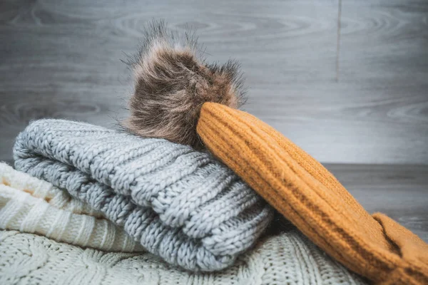 Sarı altın yün kazaklar ve takkeler