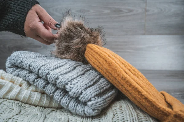 Sarı altın yün kazaklar ve tanınmayan elleri olan takkeler.