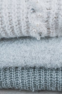 Katlanmış yün kazaklı pamuk kazaklar.