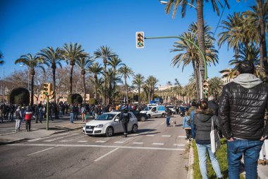 İspanya, Palma de Mallorca - 12 Ocak 2021: İnsanlar Başkan Armengol tarafından uygulanan yeni kısıtlamalara karşı gösteri yapıyorlar