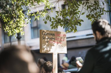 İspanya, Palma de Mallorca - 12 Ocak 2021: İnsanlar Başkan Armengol tarafından uygulanan yeni kısıtlamalara karşı gösteri yapıyorlar