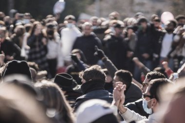 İspanya, Palma de Mallorca - 12 Ocak 2021: İnsanlar Başkan Armengol tarafından uygulanan yeni kısıtlamalara karşı gösteri yapıyorlar