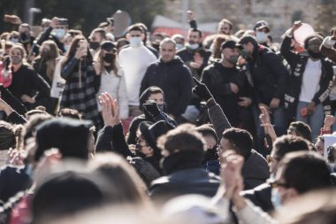 İspanya, Palma de Mallorca - 12 Ocak 2021: İnsanlar Başkan Armengol tarafından uygulanan yeni kısıtlamalara karşı gösteri yapıyorlar