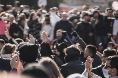 İspanya, Palma de Mallorca - 12 Ocak 2021: İnsanlar Başkan Armengol tarafından uygulanan yeni kısıtlamalara karşı gösteri yapıyorlar