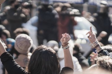 İspanya, Palma de Mallorca - 12 Ocak 2021: İnsanlar Başkan Armengol tarafından uygulanan yeni kısıtlamalara karşı gösteri yapıyorlar