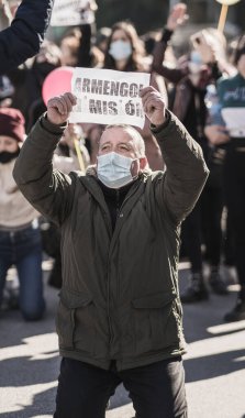 İspanya, Palma de Mallorca - 12 Ocak 2021: İnsanlar Başkan Armengol tarafından uygulanan yeni kısıtlamalara karşı gösteri yapıyorlar