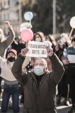 İspanya, Palma de Mallorca - 12 Ocak 2021: İnsanlar Başkan Armengol tarafından uygulanan yeni kısıtlamalara karşı gösteri yapıyorlar