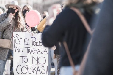 İspanya, Palma de Mallorca - 12 Ocak 2021: İnsanlar Başkan Armengol tarafından uygulanan yeni kısıtlamalara karşı gösteri yapıyorlar