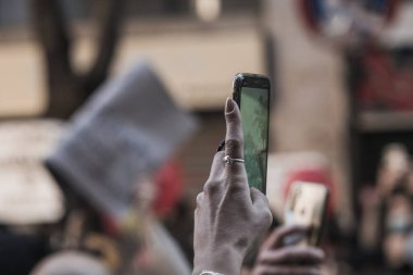 İspanya, Palma de Mallorca - 12 Ocak 2021: İnsanlar Başkan Armengol tarafından uygulanan yeni kısıtlamalara karşı gösteri yapıyorlar