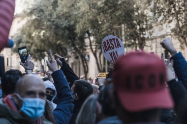 İspanya, Palma de Mallorca - 12 Ocak 2021: İnsanlar Başkan Armengol tarafından uygulanan yeni kısıtlamalara karşı gösteri yapıyorlar