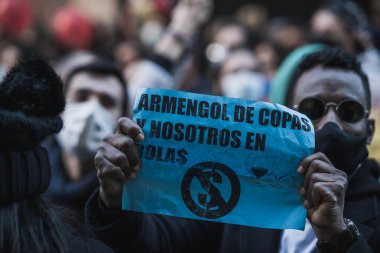 İspanya, Palma de Mallorca - 12 Ocak 2021: İnsanlar Başkan Armengol tarafından uygulanan yeni kısıtlamalara karşı gösteri yapıyorlar