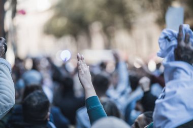 İspanya, Palma de Mallorca - 12 Ocak 2021: İnsanlar Başkan Armengol tarafından uygulanan yeni kısıtlamalara karşı gösteri yapıyorlar