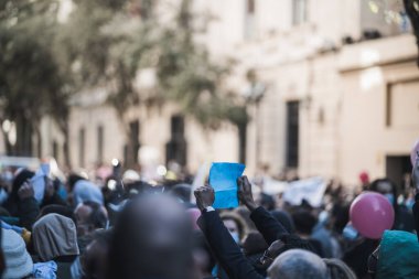 İspanya, Palma de Mallorca - 12 Ocak 2021: İnsanlar Başkan Armengol tarafından uygulanan yeni kısıtlamalara karşı gösteri yapıyorlar