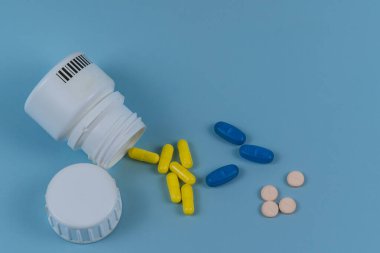 Siyah arka planda çeşitli haplar.