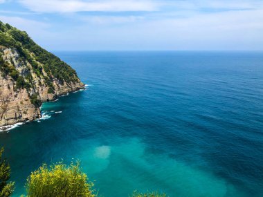 Tepeden açık bir deniz manzarası. Dağın üzerinden ateş ediyorlar..