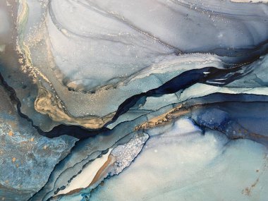 Alkol mürekkebi ve altın pigmentinden yapılmış güzel lekeler ve lekelerle soyut mavi arka plan. Dokusu suluboya ya da akvaryum resmine benzeyen mavi renkli bir parça..