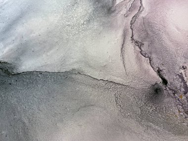 Alkol mürekkebi ve altın pigmentten yapılan pembe, mor ve mavi arkaplan suluboya ya da akvaryuma benziyor. Altınla akışkan doku. Güzel lekeleri ve lekeleri olan sıvı boya..