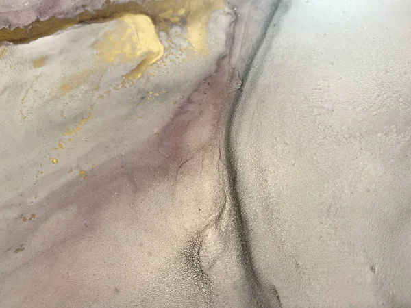 Abstract pink-violet background with gold. Beautiful smudges and stains made with alcohol ink and golden pigment. Fluid art texture resembles marble, watercolor or aquarelle painting. — Stock Photo, Image