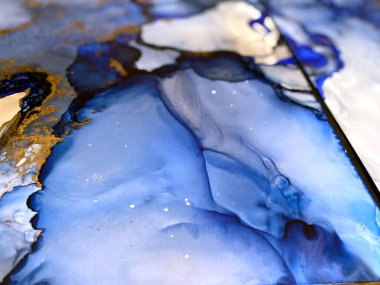 Alkol mürekkebi ve altın pigmentinden yapılmış güzel leke ve lekelerle soyut mavi sanat arkaplanı. Mavi sıvı desenli sanat eseri suluboya ya da akvaryum resmine benzer..