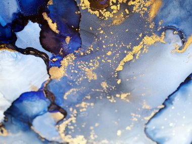 Alkol mürekkebi ve altın pigmentinden yapılmış güzel leke ve lekelerle soyut mavi sanat arkaplanı. Mavi sıvı desenli sanat eseri suluboya ya da akvaryum resmine benzer..