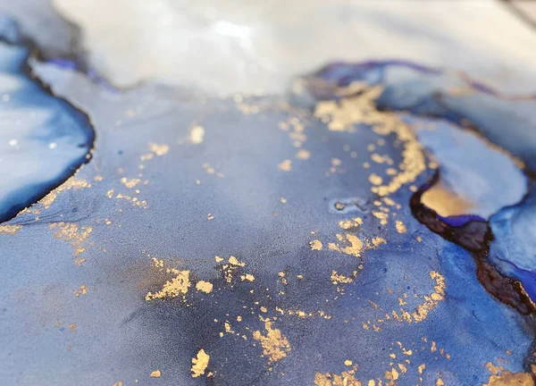 Abstraktní Modré Umělecké Pozadí Krásnými Šmouhami Skvrnami Lihového Inkoustu Zlatého — Stock fotografie