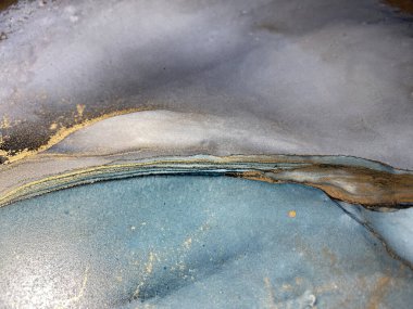 Soyut mavi, yeşil ve gri arka plan. Güzel lekeler, lekeler ve alkol mürekkebi ve altın pigmentle yapılmış. Turkuaz desenli akışkan sanat suluboya ya da akvaryum resmine benzer..