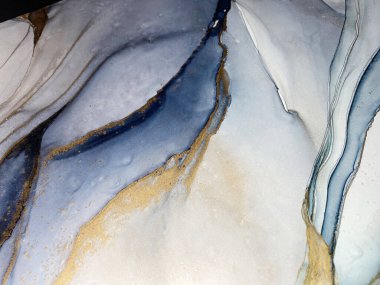 Soyut mavi, yeşil ve gri arka plan. Güzel lekeler, lekeler ve alkol mürekkebi ve altın pigmentle yapılmış. Turkuaz desenli akışkan sanat suluboya ya da akvaryum resmine benzer..