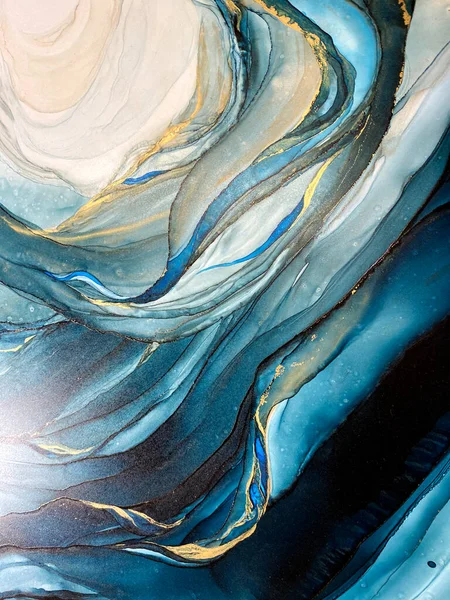 Абстрактний синьо-зелений фон із золотом, красивими плямами та чорнилом з алкоголю та металевим пігментом. Фрагмент мистецтва з бірюзовою текстурою нагадує море, акварель або акварель . — стокове фото