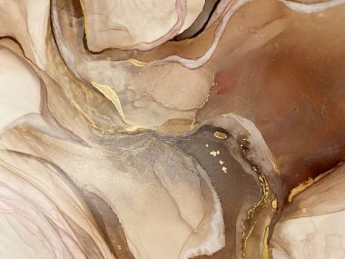 Soyut bej-kahverengi arka plan, altın rengi, güzel lekeler ve alkol mürekkebi ve altın pigmentinden yapılmış lekeler. Bej desenli sanat eseri mermer, suluboya veya akvaryum resmine benzer..