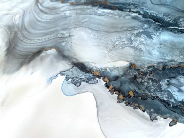 Gri ve altın rengi soyut mavi arka plan. Sıvı fon. Alkol mürekkebi ve altın metalden yapılmış güzel lekeler ve lekeler. Mavi doku taşı, denizi, gökyüzünü, suluboyayı veya akvaryumu andırır..