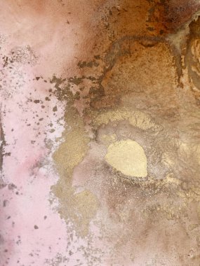 Soyut pembe-kahverengi arka plan ve altın rengi. Alkol mürekkebinden yapılmış güzel lekeler. Altın dokuya sahip sanat eseri taş, suluboya ve akvaryum resmine benzer..