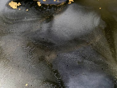 Altınla birlikte soyut gri arkaplan. Siyah beyaz dokular. Alkol mürekkebinden yapılmış güzel parçalar ve lekeler. Duman efektli sanat eseri taş, mermer, suluboya ve akvaryuma benziyor..