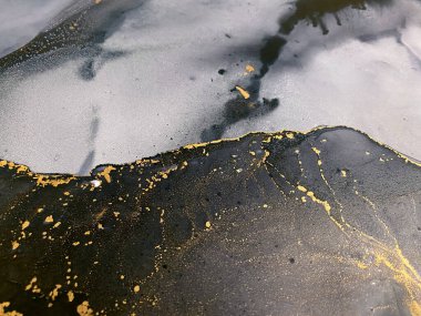 Altınla birlikte soyut gri arkaplan. Siyah beyaz dokular. Alkol mürekkebinden yapılmış güzel parçalar ve lekeler. Duman efektli sanat eseri taş, mermer, suluboya ve akvaryuma benziyor..