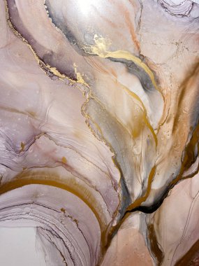 Altın rengi soyut sanat, pembe-mor arka plan, güzel lekeler ve alkol mürekkebiyle yapılmış lekeler. Pembe dokuya sahip sanat eseri taş, suluboya veya akvaryuma benzer..