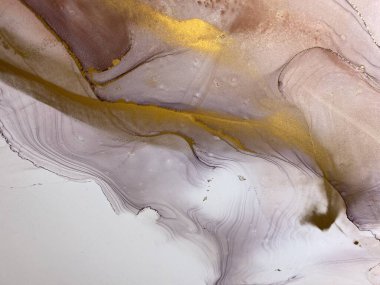 Altın rengi soyut sanat, pembe-mor arka plan, güzel lekeler ve alkol mürekkebiyle yapılmış lekeler. Pembe dokuya sahip sanat eseri taş, suluboya veya akvaryuma benzer..