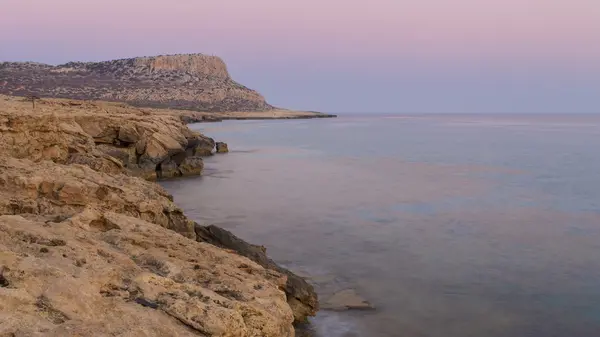 Meereshöhlen bei Sonnenuntergang. Mittelmeer. Zusammensetzung der Natur — Stockfoto