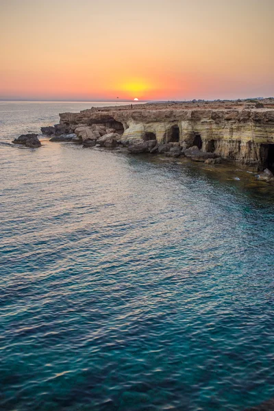 Grotte marine al tramonto. Mar Mediterraneo. Composizione della natura — Foto Stock