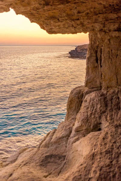 Θαλάσσια σπήλαια στο ηλιοβασίλεμα. Μεσόγειο θάλασσα. φύση σύνθεση — Φωτογραφία Αρχείου