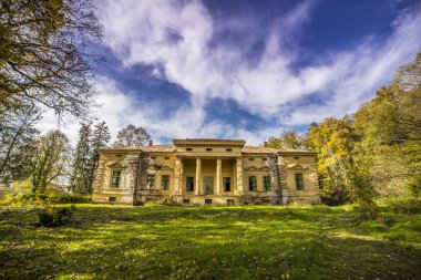 Terk edilmiş bir güneşli bir gün ormanda kalede