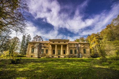 Terk edilmiş bir güneşli bir gün ormanda kalede