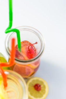 Beyaz arka plan üzerinde limonata sürahi payet ve limon ile içinde farklı ipuçları