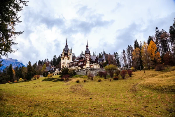 Castelo de Peles, Sinaia, Roménia . — Fotografia de Stock