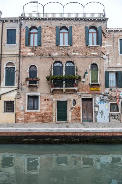 Vista pitoresca das gôndolas no canal estreito lateral, Veneza, Itália . — Fotografia de Stock